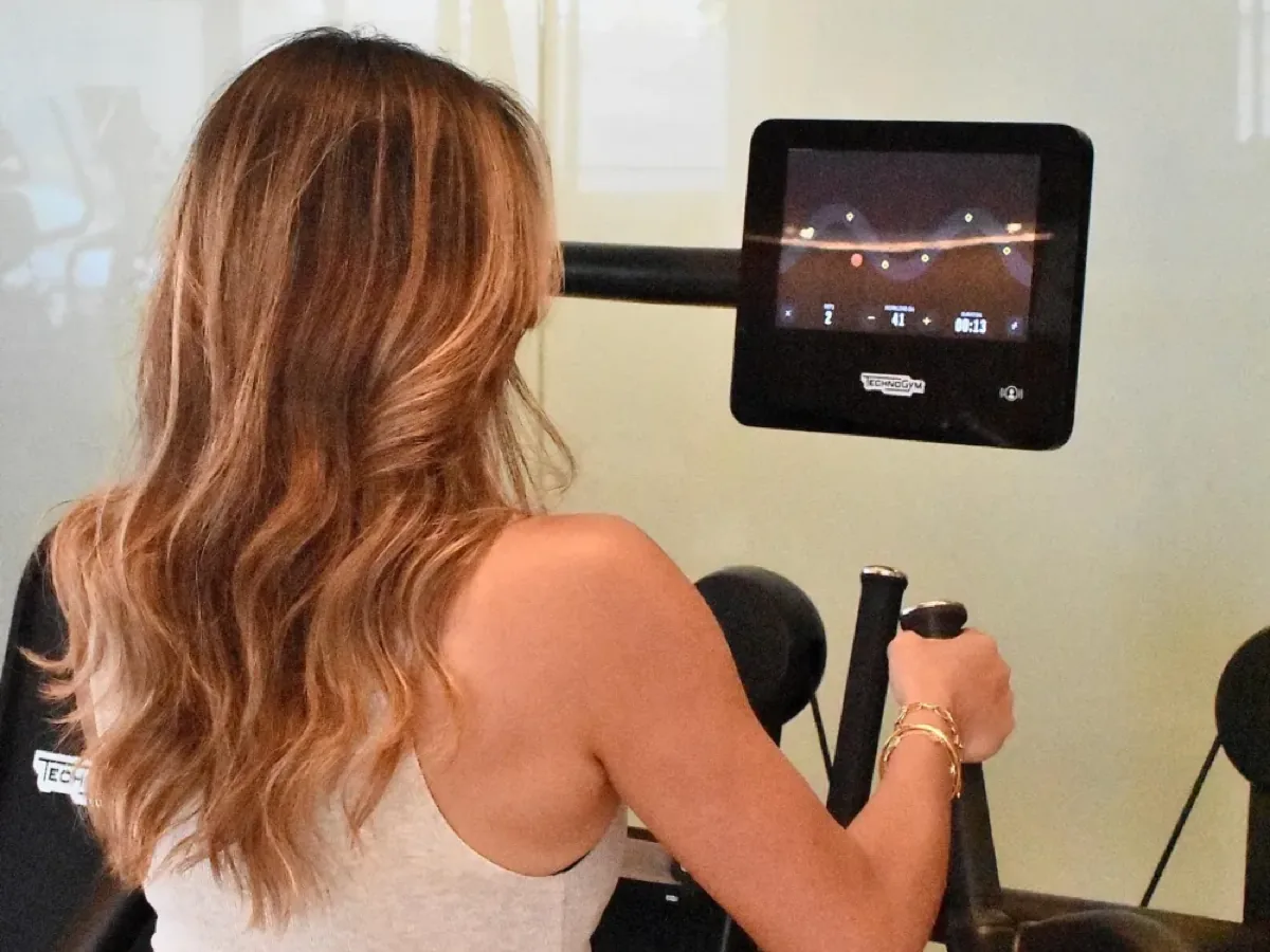 Comparison of traditional personal training versus AI-adaptive data-driven training